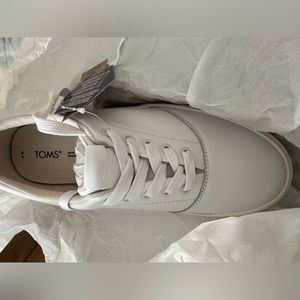 TOMS NWT leather sneakers